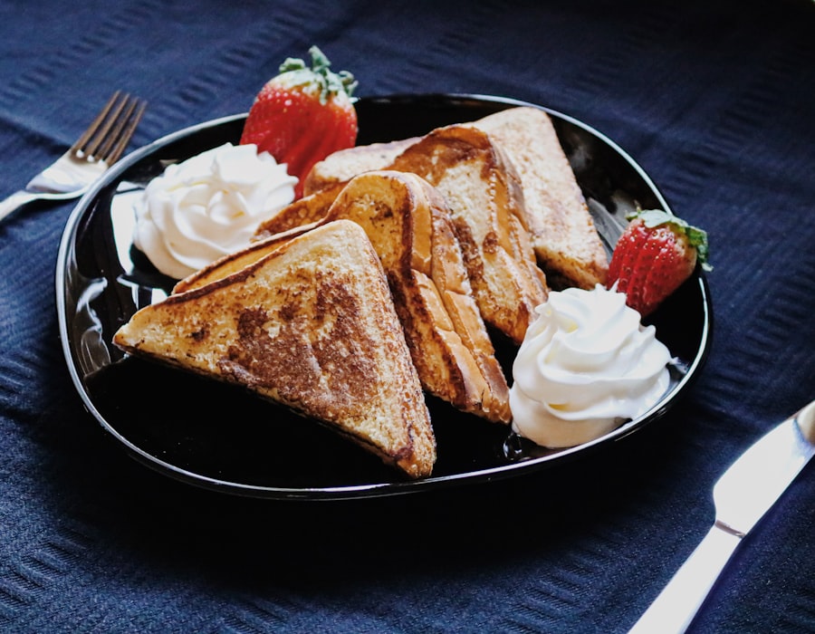 Toasted slices with whipped ricotta and berries