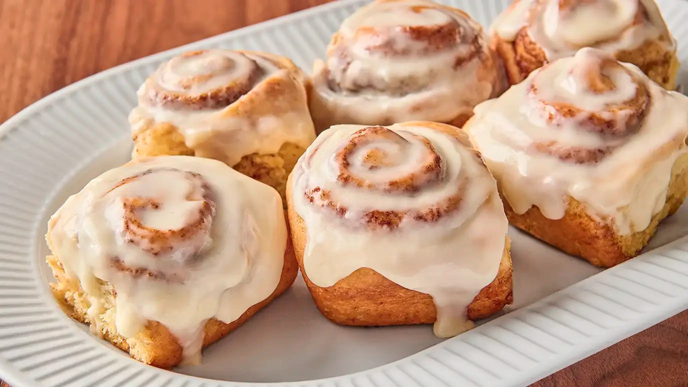Sourdough cinnamon rolls with vanilla frosting
