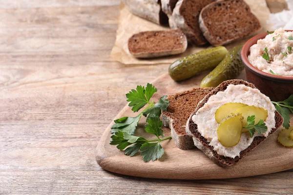 Rye, pâté and pickles